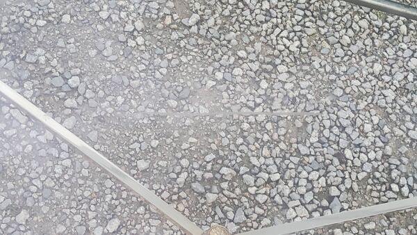 Table basse des années 70 de style néo-classique piètement métal doré et chromé plateau verre fumé