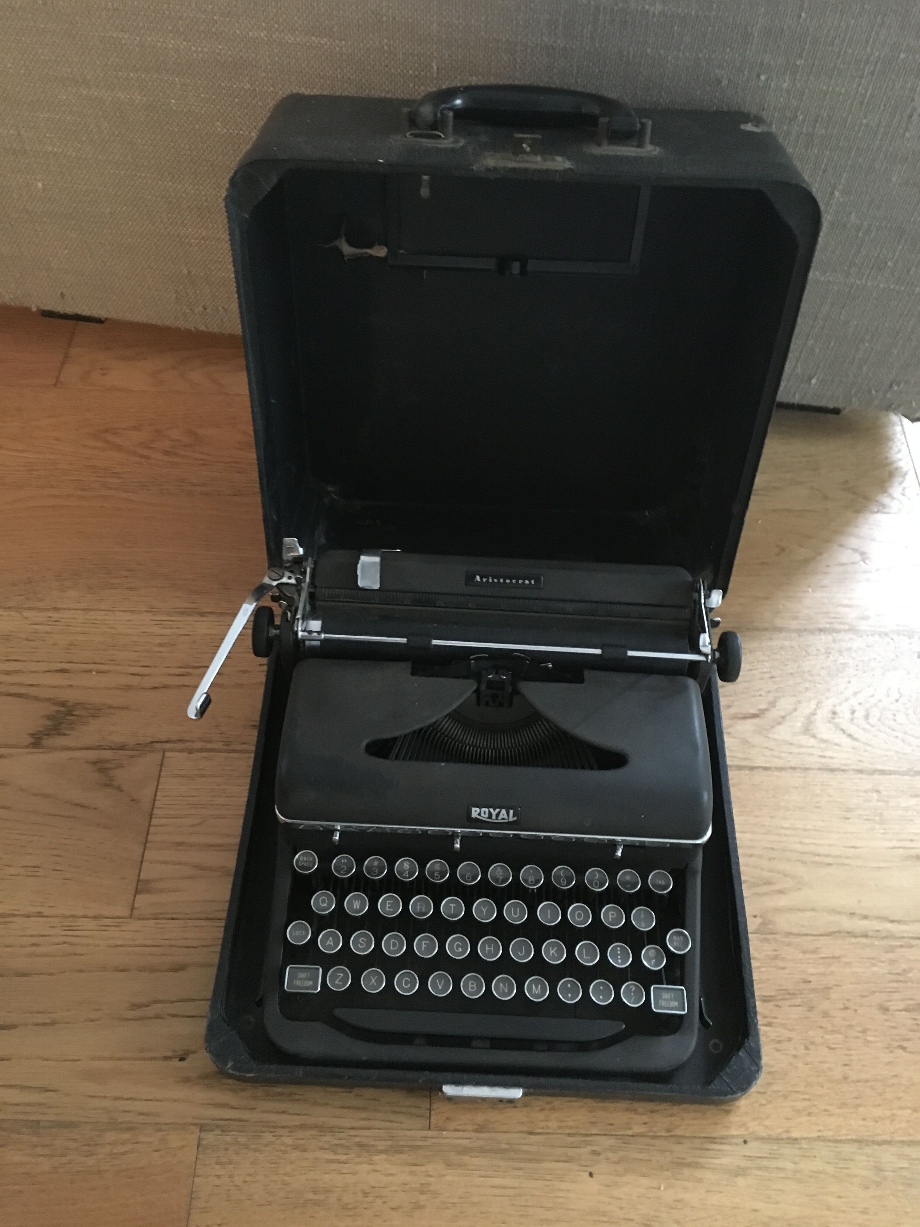 Machine to write Royal edition Aristrocrat