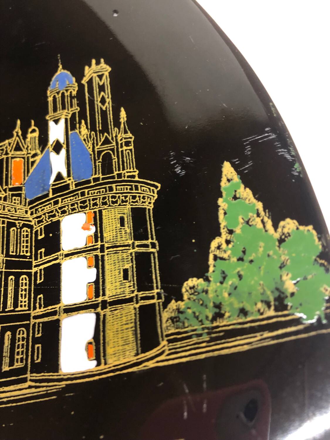Plat en céramique de Longwy, décor Chambord par Valenti