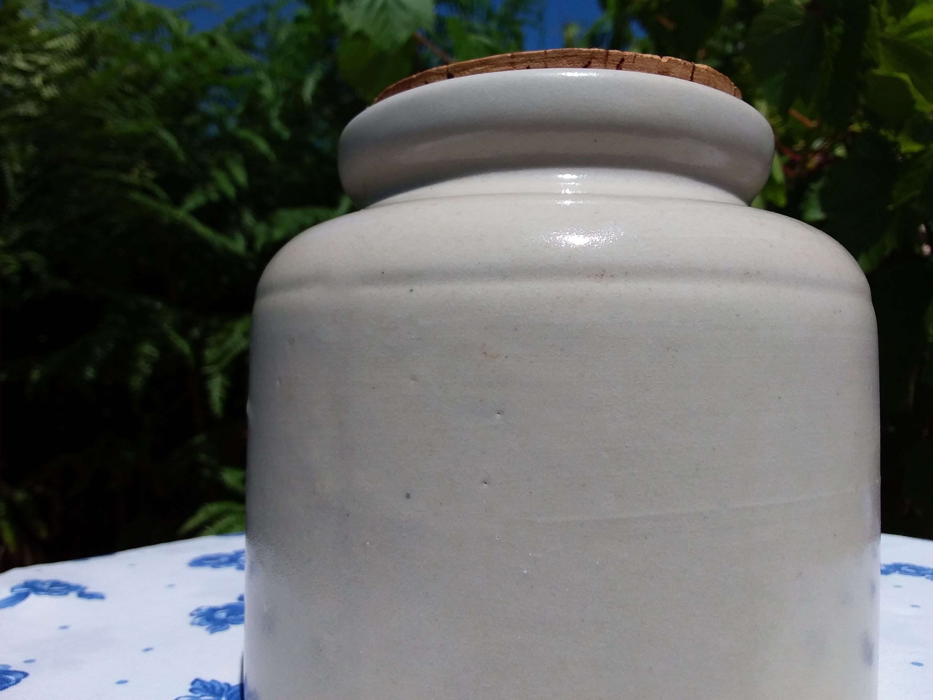 Sandstone pot enamelled beige sand and its cork in croated cork