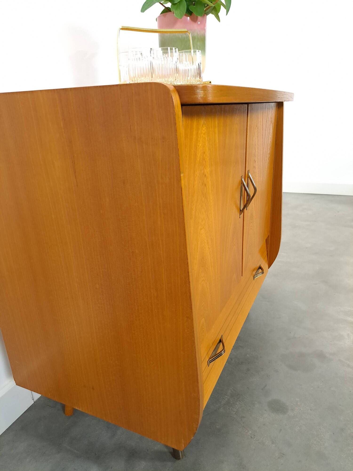 Meuble TV audio avec poignées en laiton et pieds inclinés.