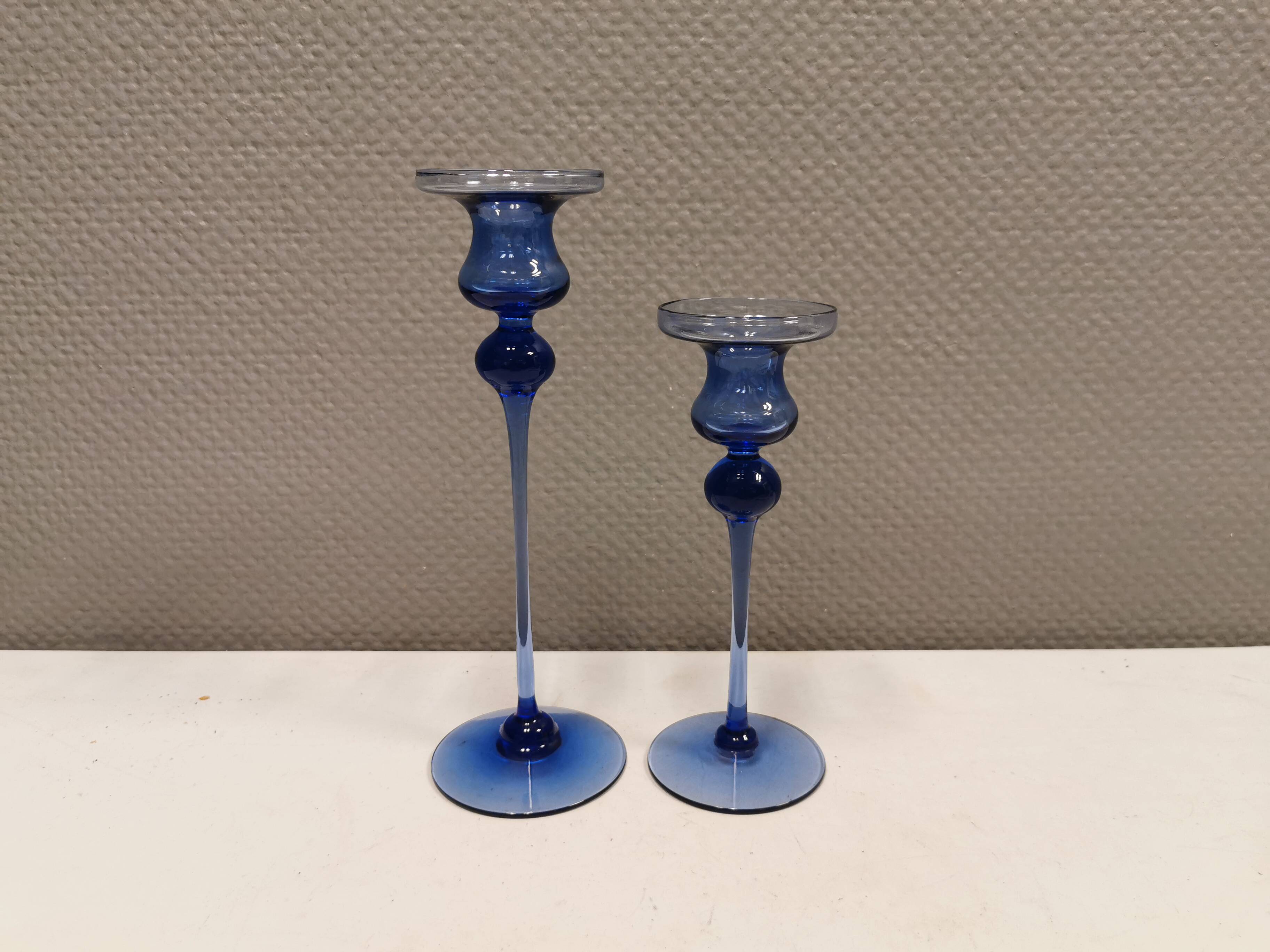 Holmegaard, suite de deux bougeoirs, modèle Cassiopeia en verre bleu saphir.