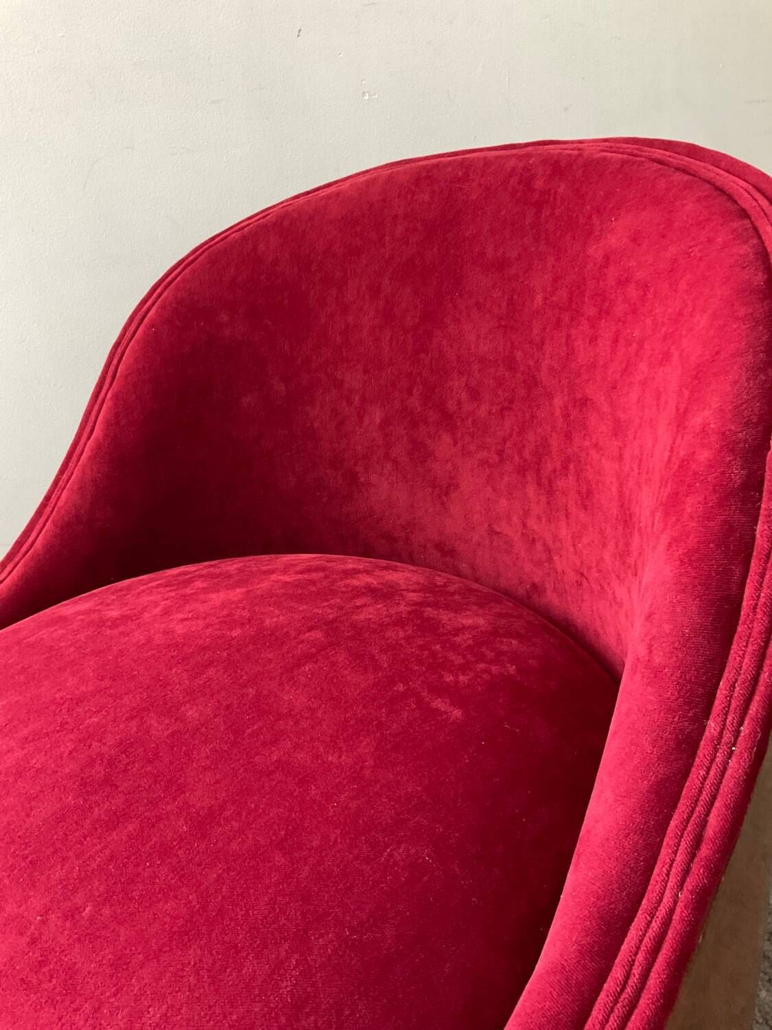 Fauteuil bergère Art Déco en loupe d’orme et velours
