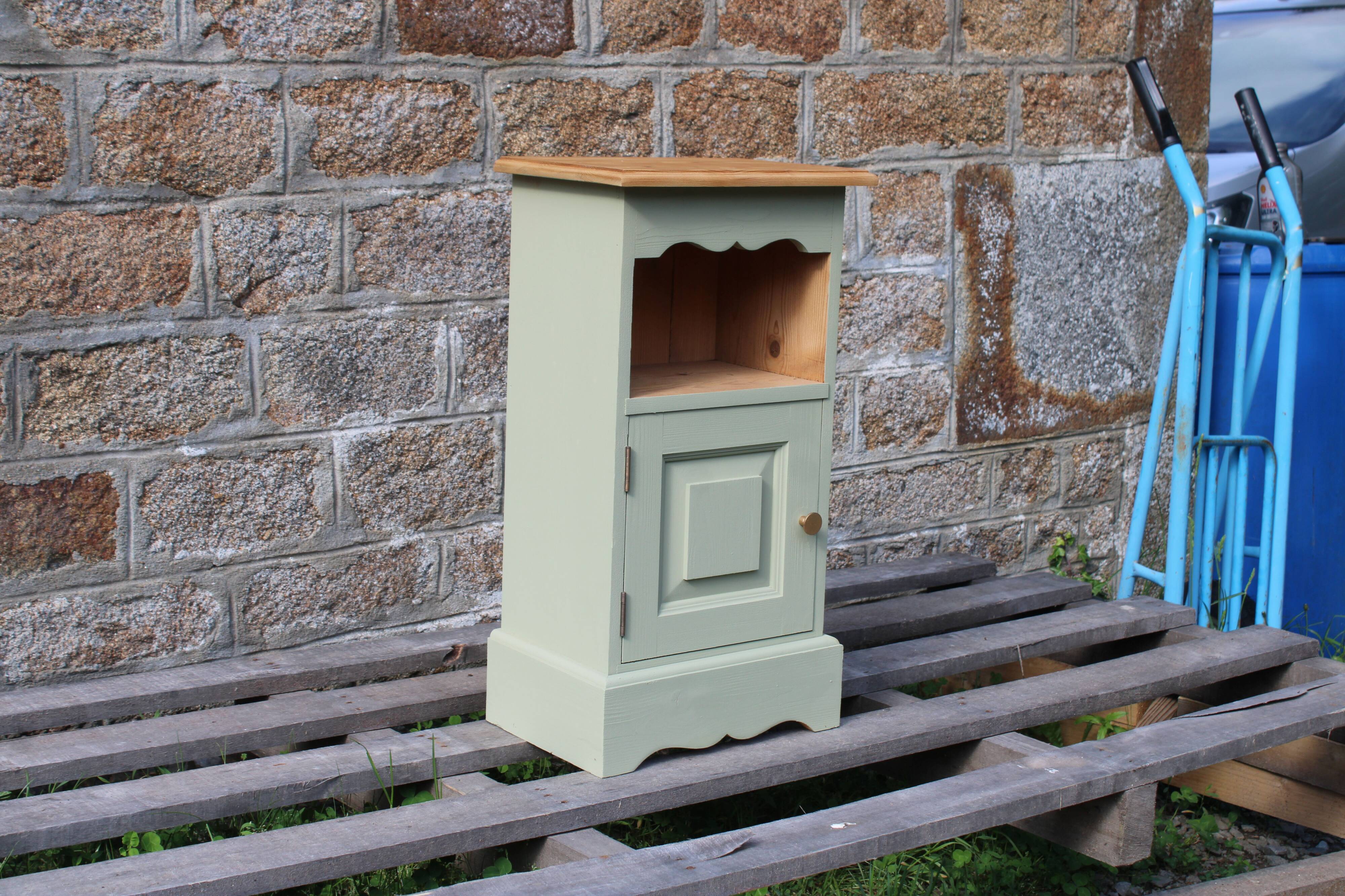 Chevet vintage en pin rénové – Vert Lézard Pure & Paint – Plateau bois natu