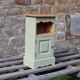 Chevet vintage en pin rénové – Vert Lézard Pure & Paint – Plateau bois natu