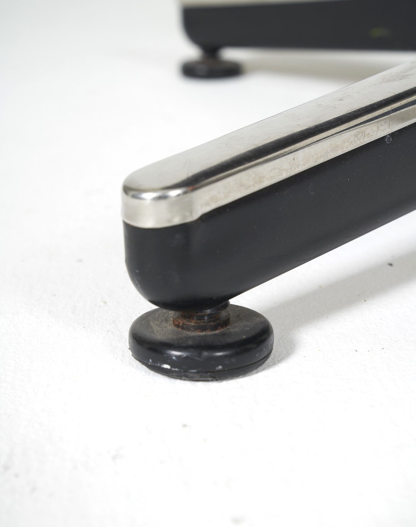 Charles Pollock office chair, Edition Knoll International