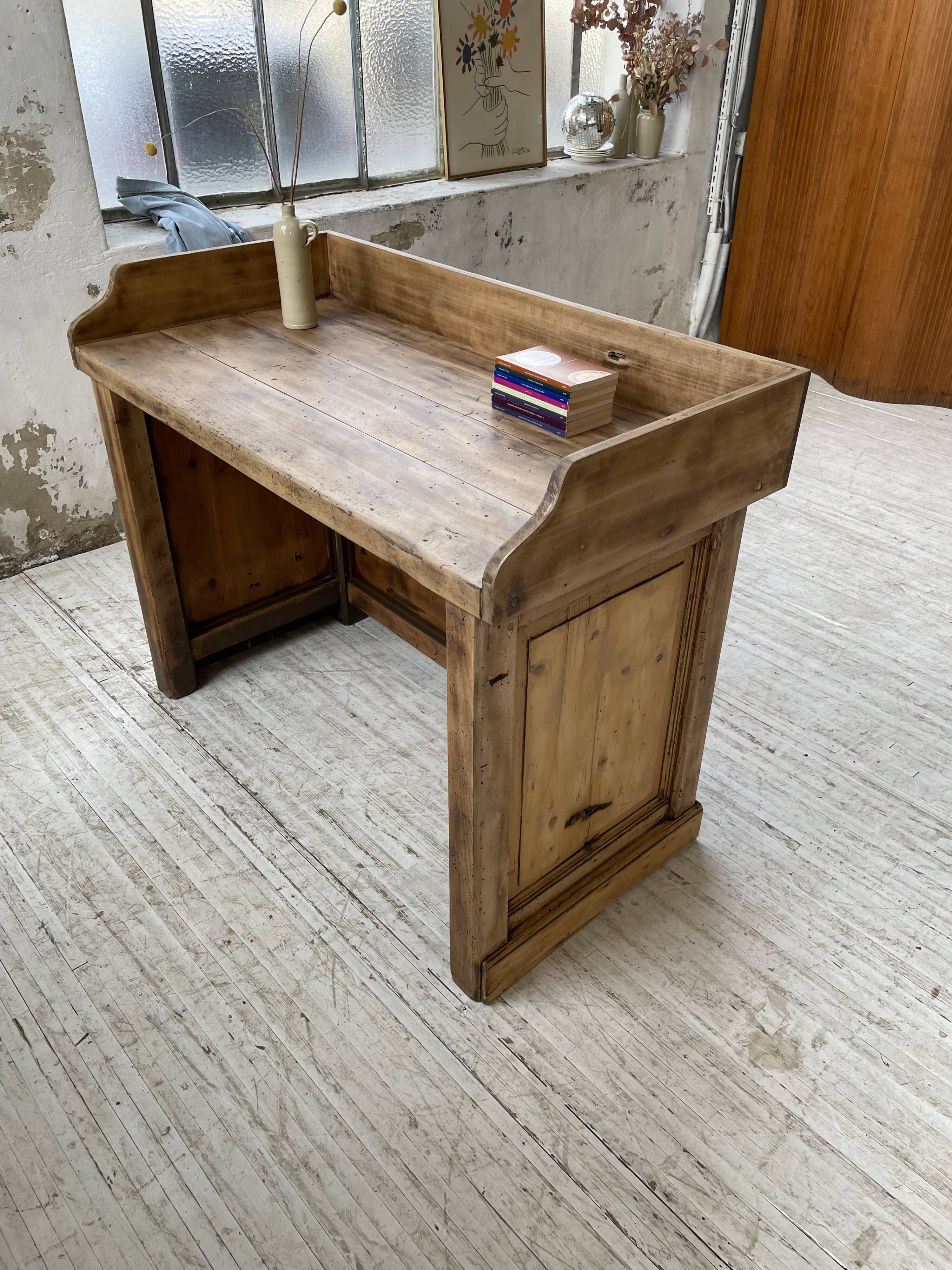 Trading counter central island pine