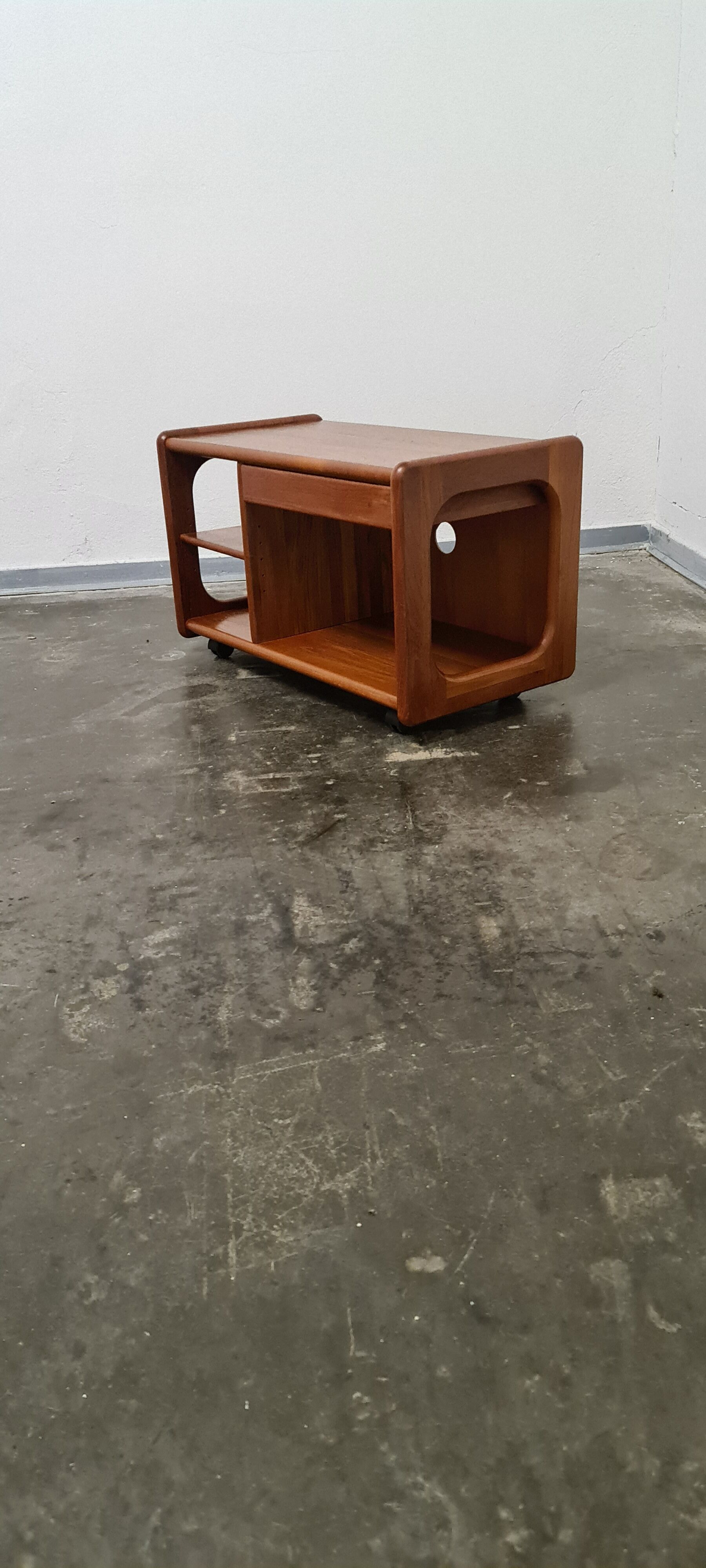 Vintage teak Hi Fi or Tv trolley