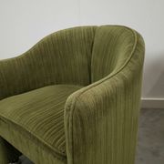 Chaises de cocktail vertes avec des roues chromées.