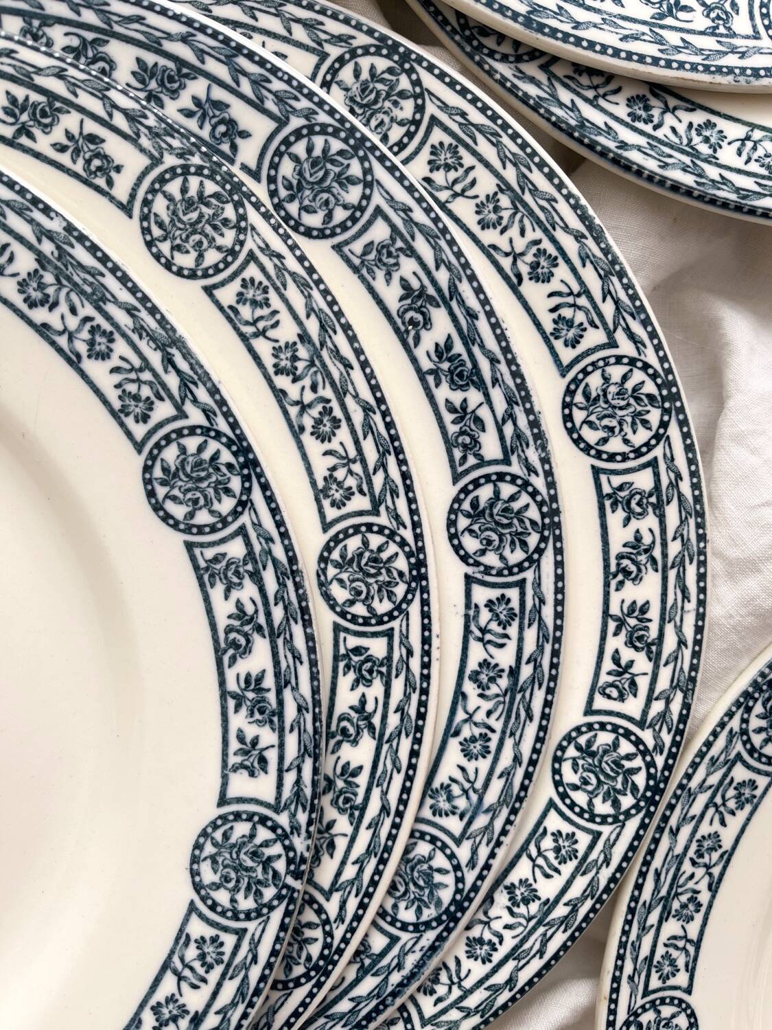 8 flat ironstone plates “Bristol” Salins