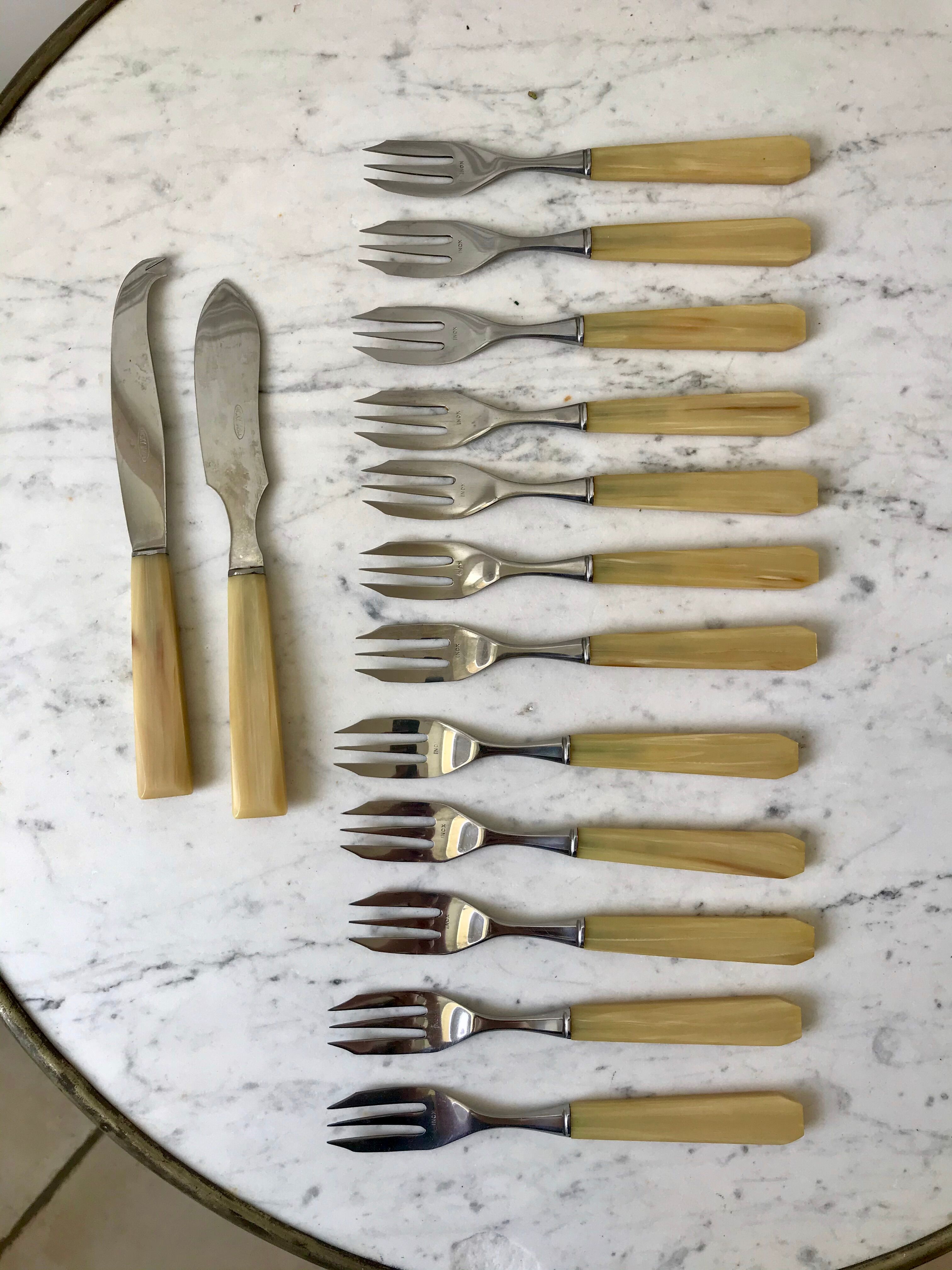 Set of 12 forks and 2 dessert serving knives in horn 60s