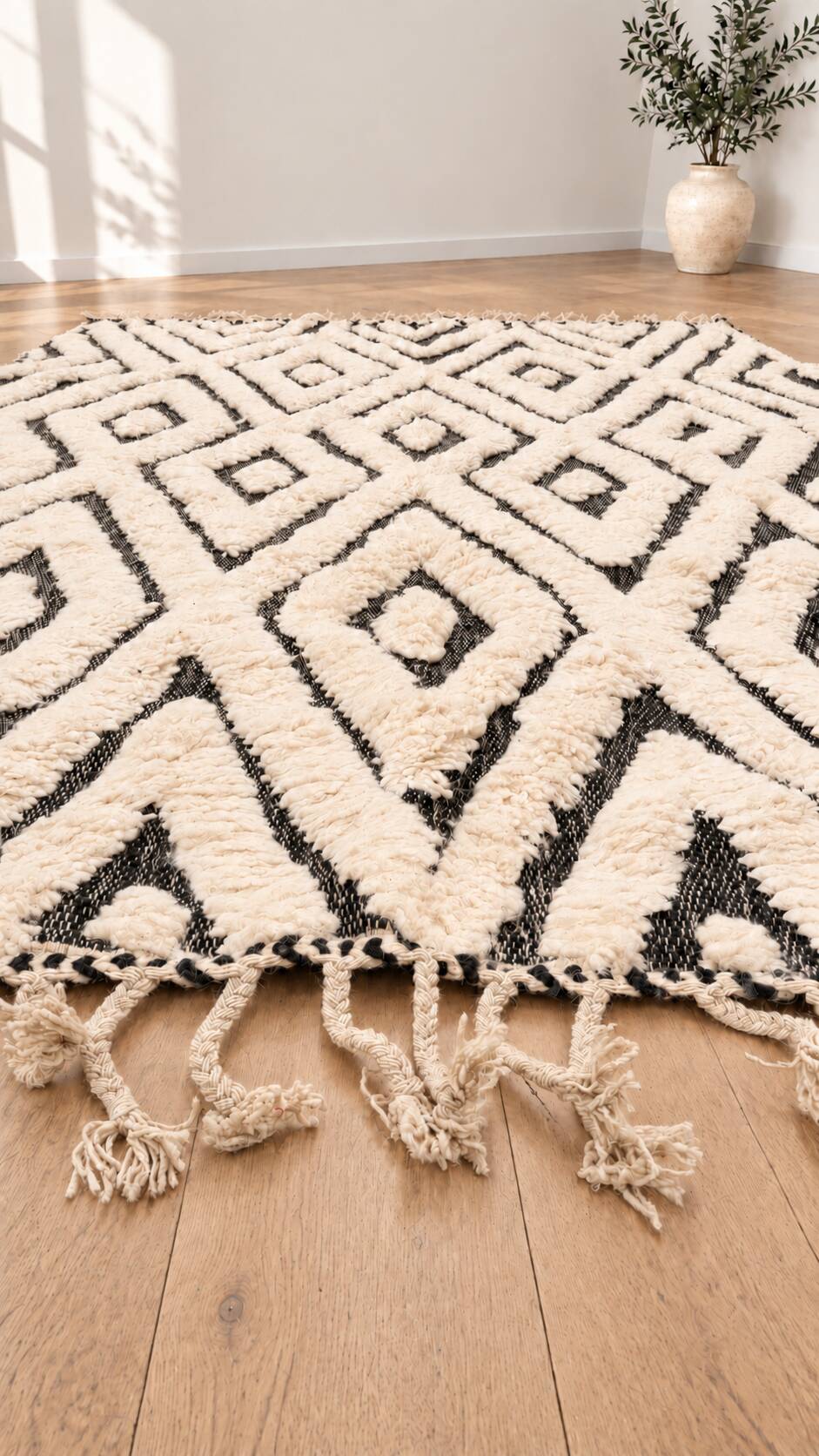 Tapis berbère en laine écrue à motifs noirs