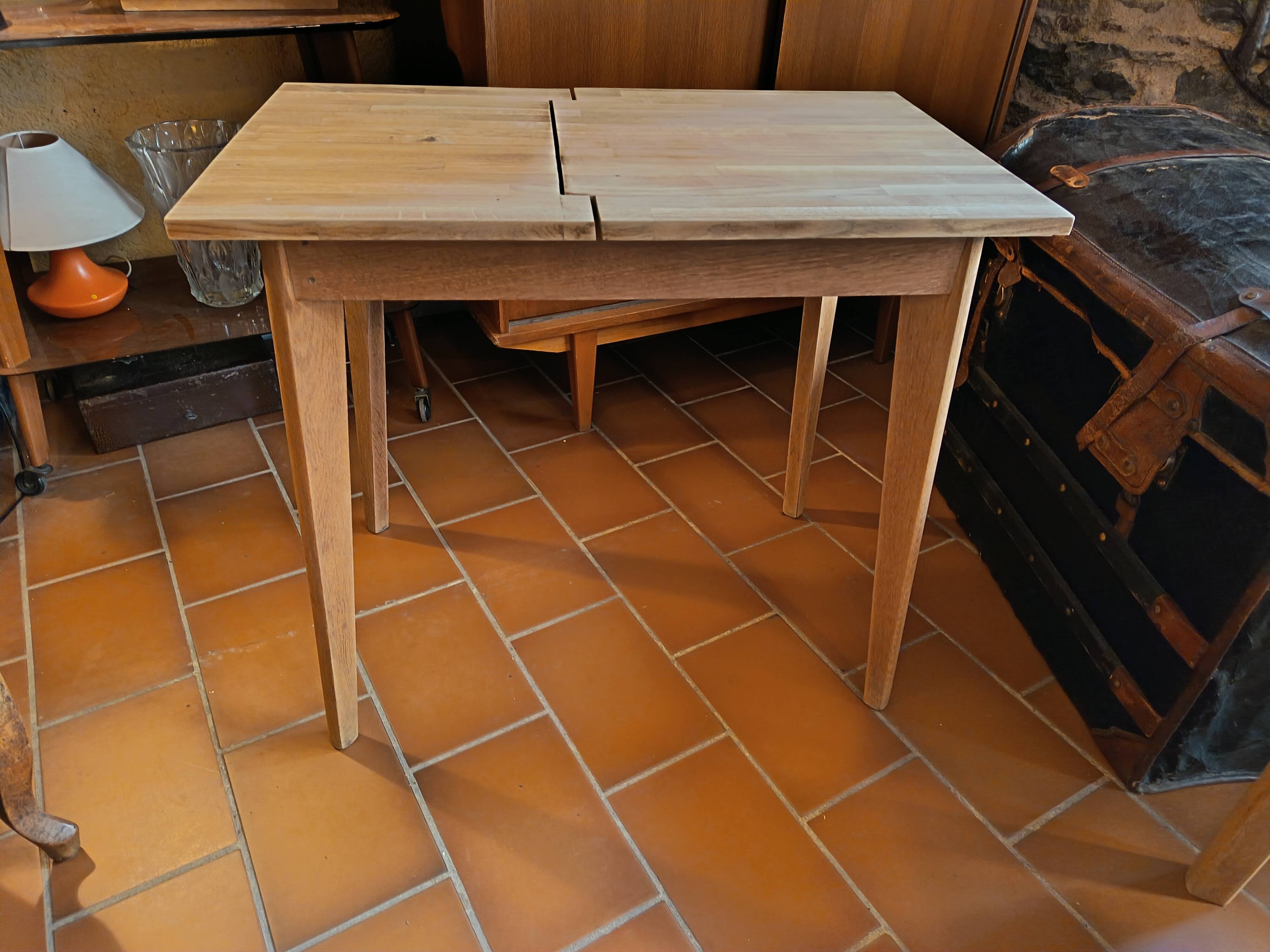 Scandinavian table with a system