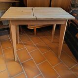 Scandinavian table with a system