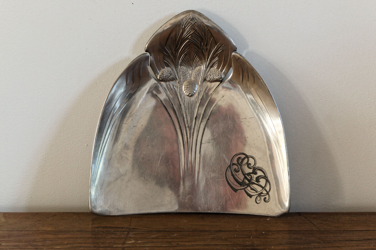 Picks up crumbs Gallia art nouveau
