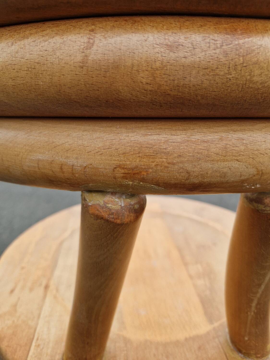 Set of 4 solid organic chairs