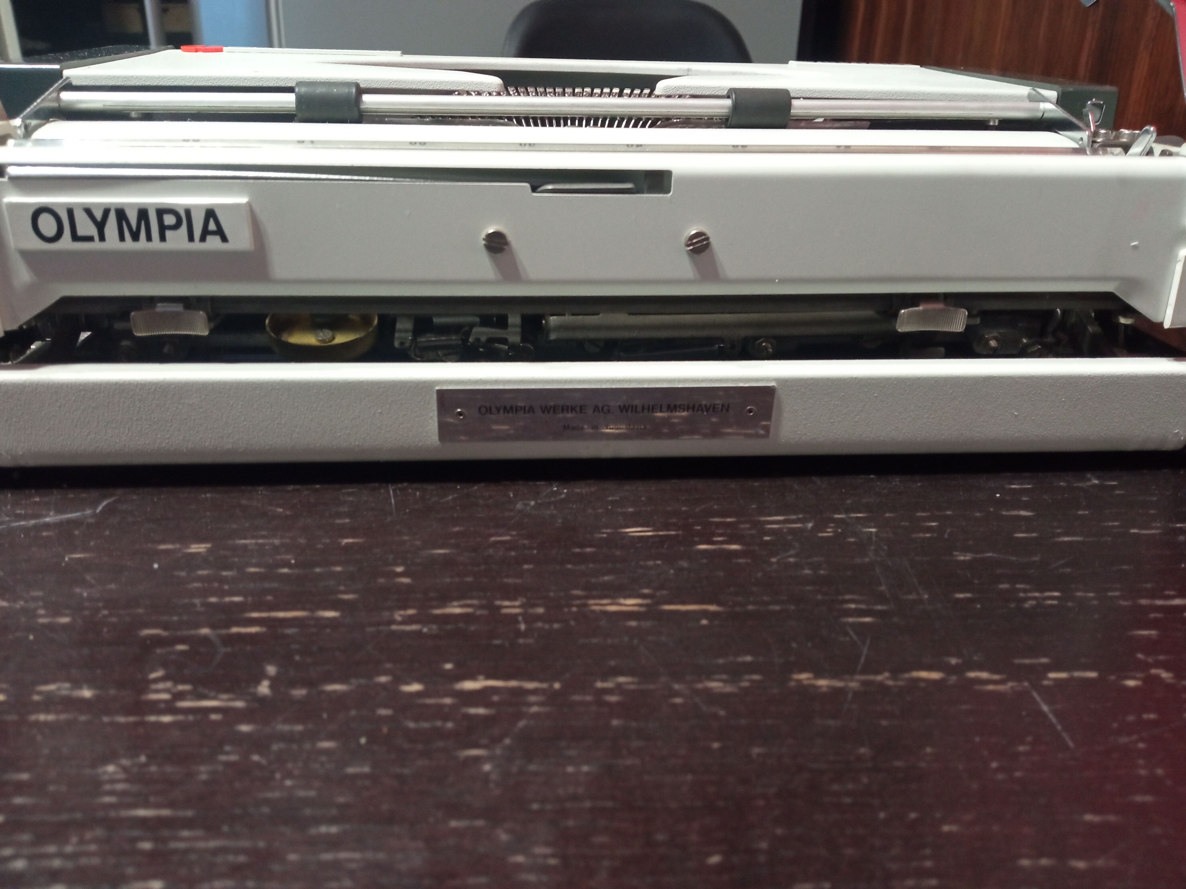 Olympia Traveller Typewriter luxury White as New