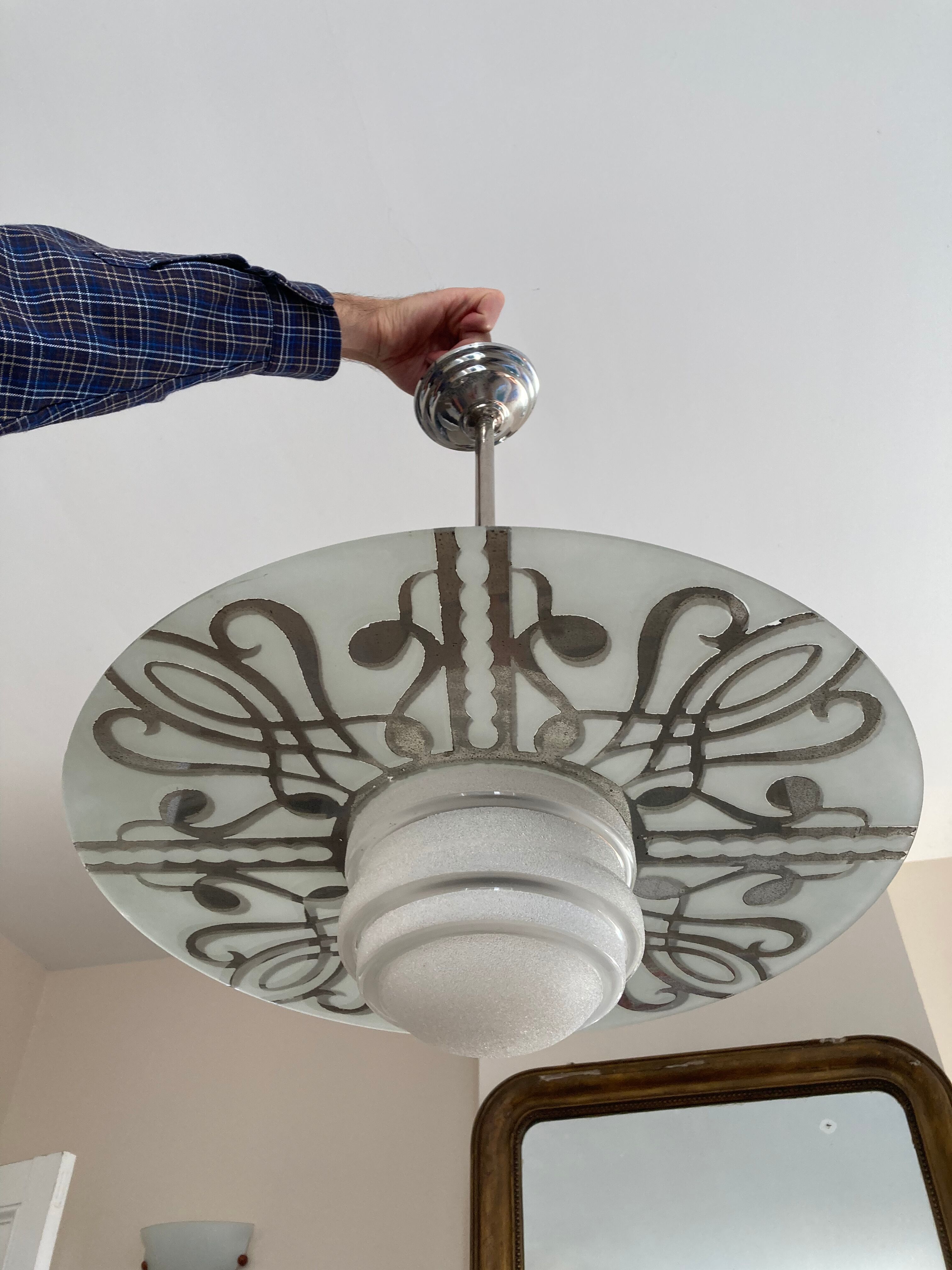 Art Deco pendant lamp in frosted glass and floral disc