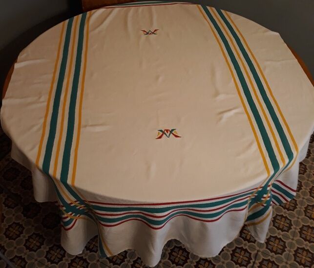 Hand-embroidered tablecloth and its 12 napkins - Encrypted " M V " -80s