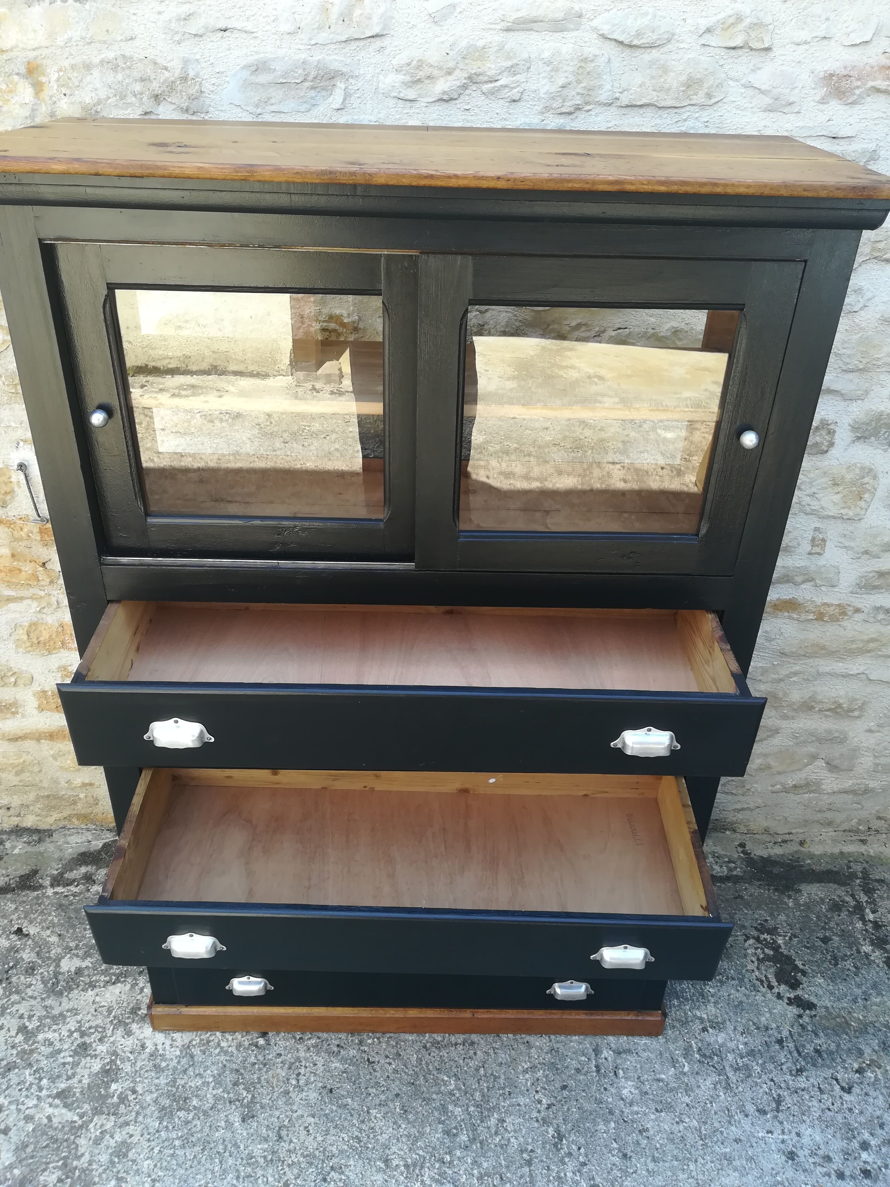 Meuble de métier a tiroirs et portes coulissante