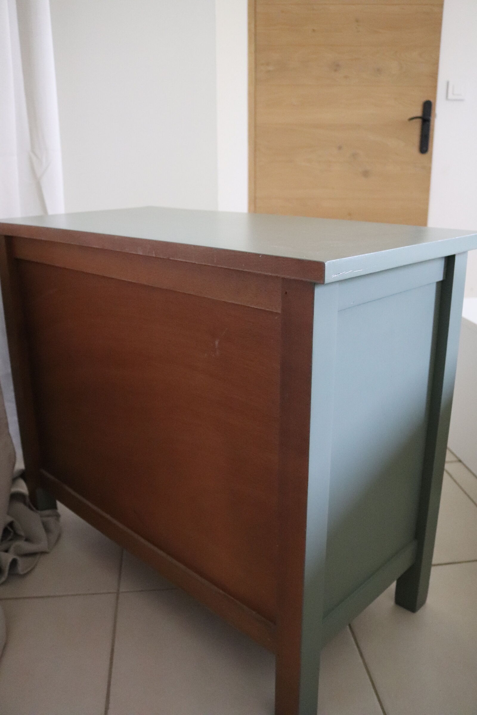 Commode vert de gris