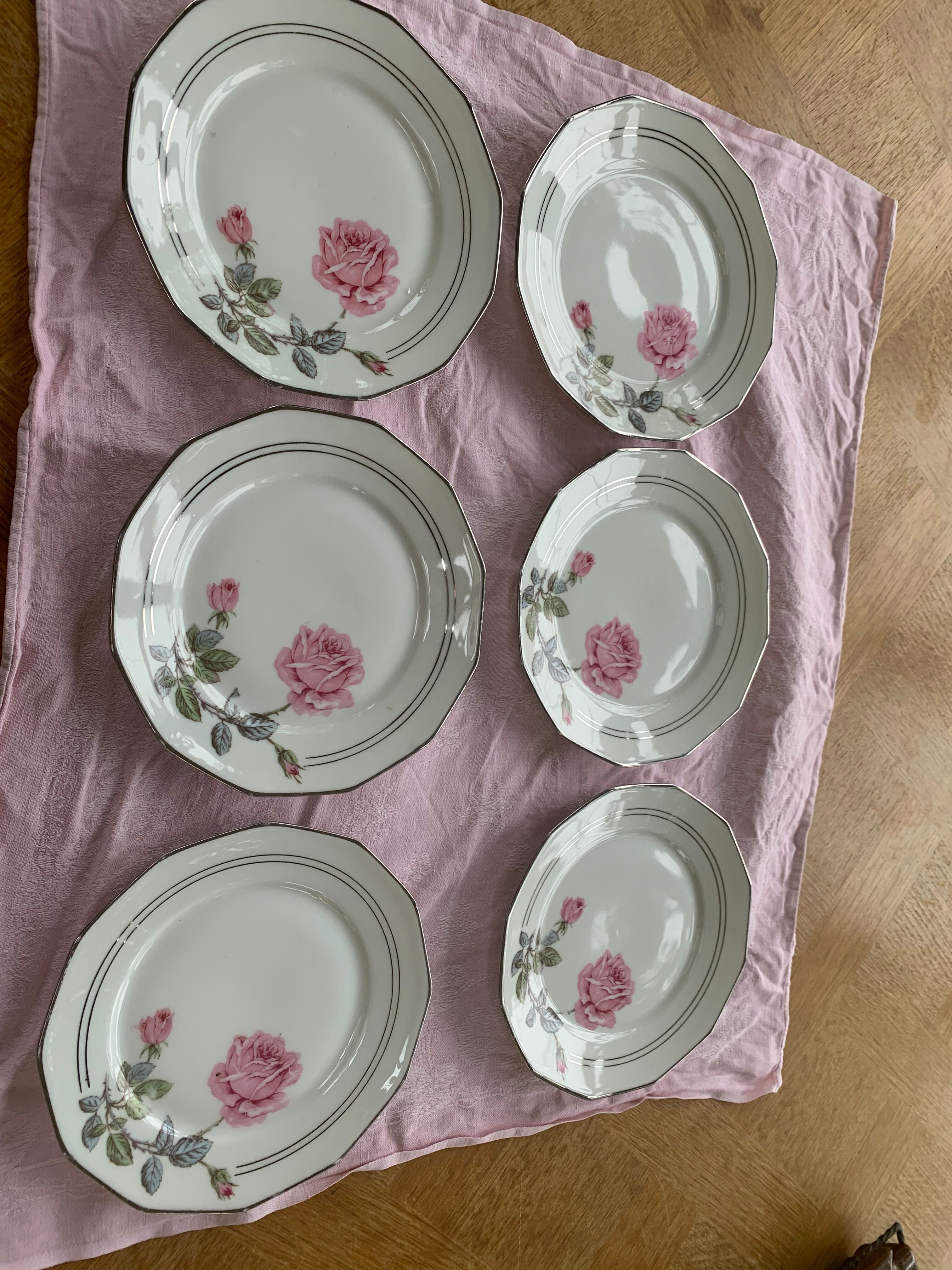 6 dessert plates in white porcelain with art deco rose pattern