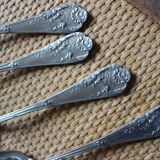 Un lot couverts métal fleuris cuillères à soupe + fourchette