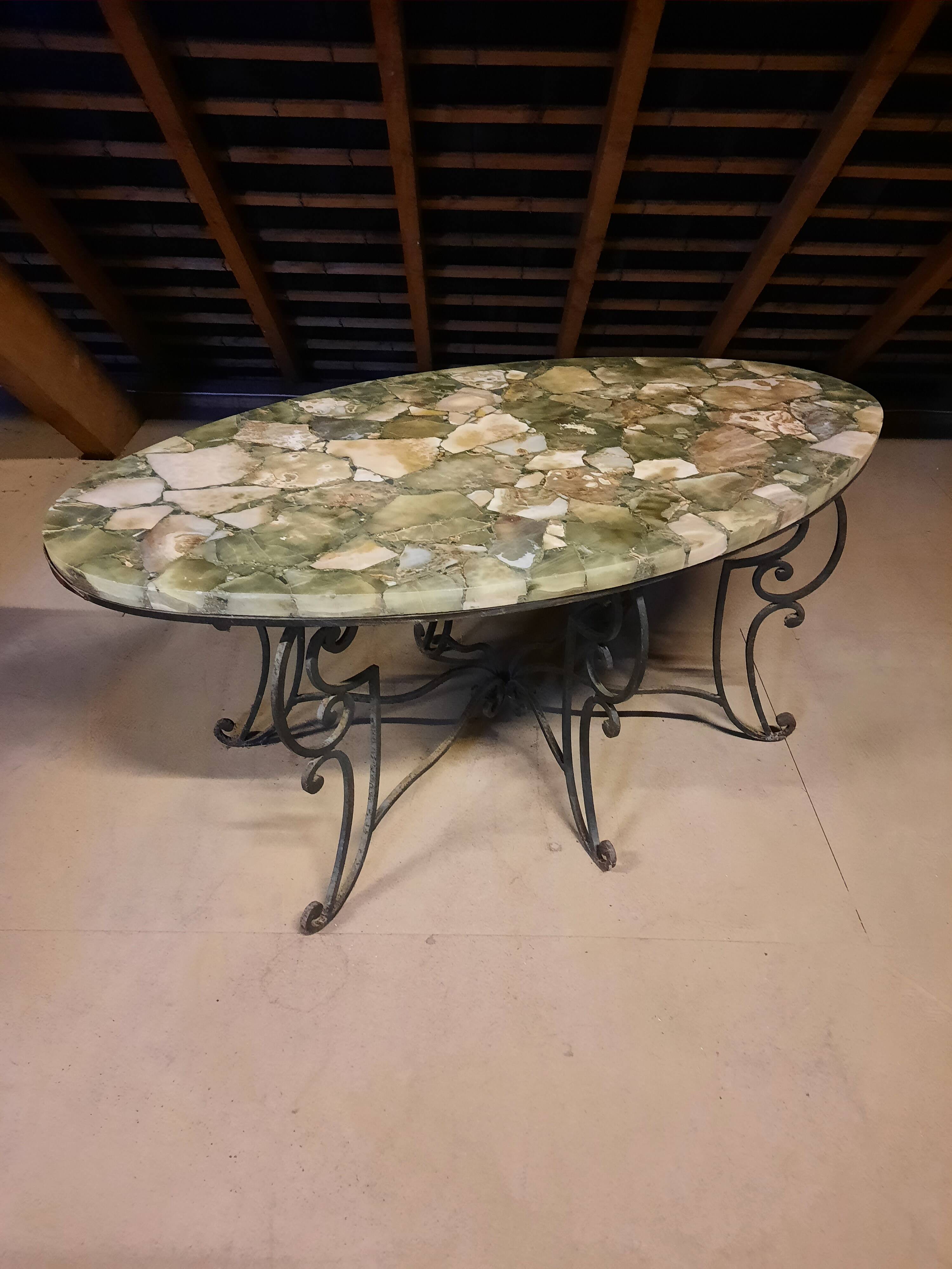 Table basse vintage en aragonite de Madagascar et fer forgé
