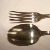 Couverts d'enfant en métal argenté avec écrin