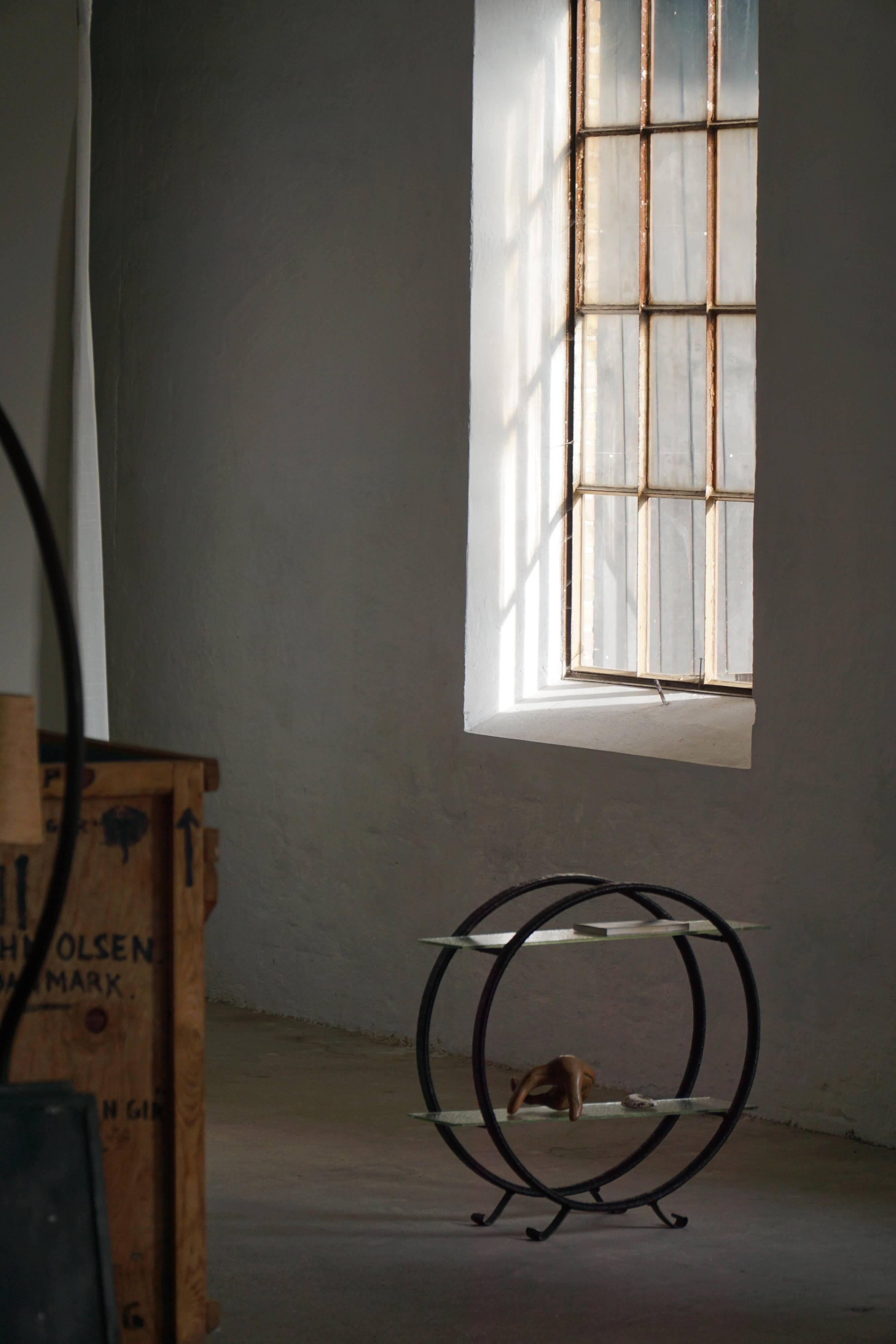 Decorative shelf unit, round metal frames with curved legs and glass shelves, 1960.