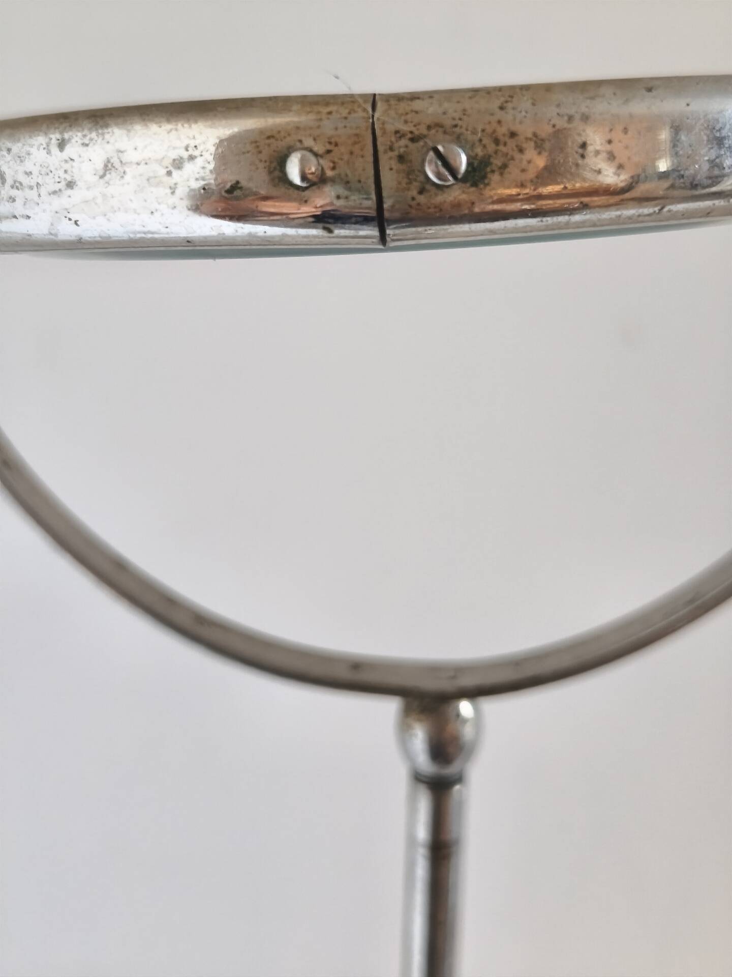 Freestanding shaving mirror with supports