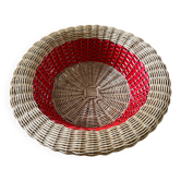 Corbeille en rotin et liseret rouge