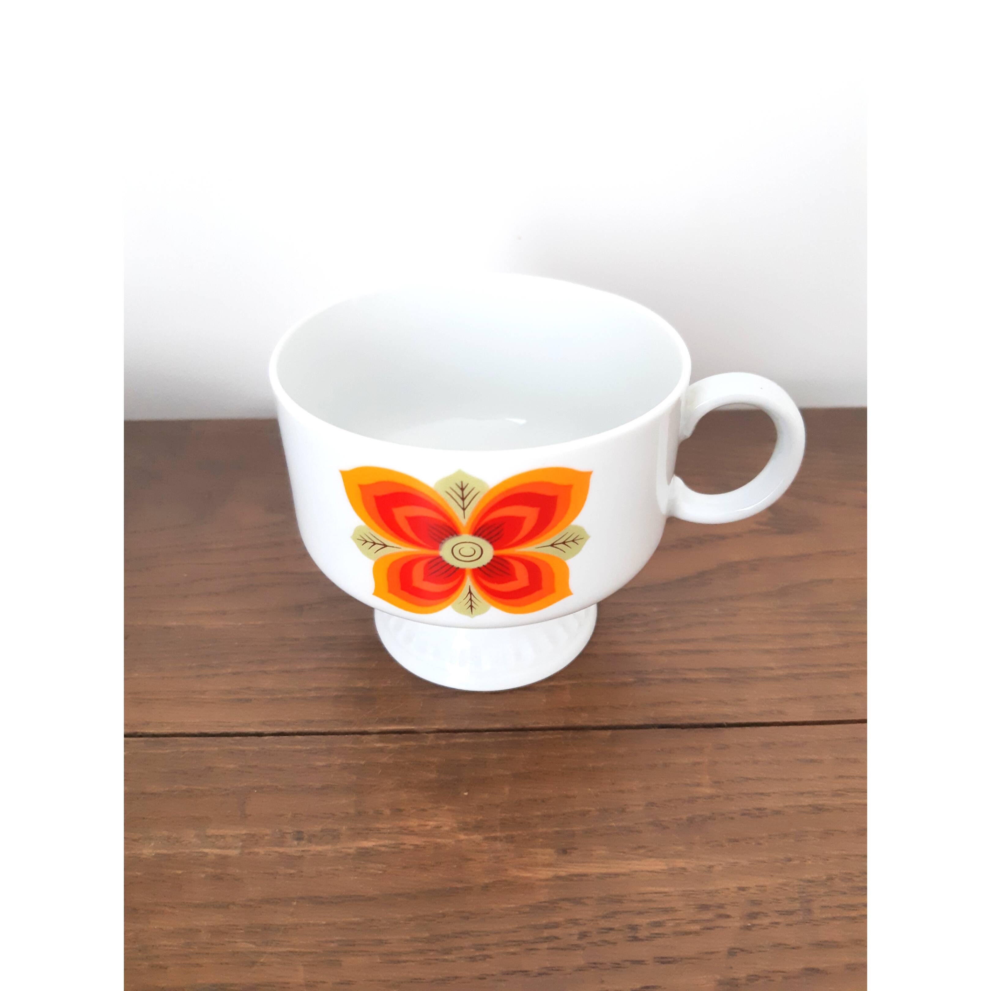 Small dish and its 70s cup