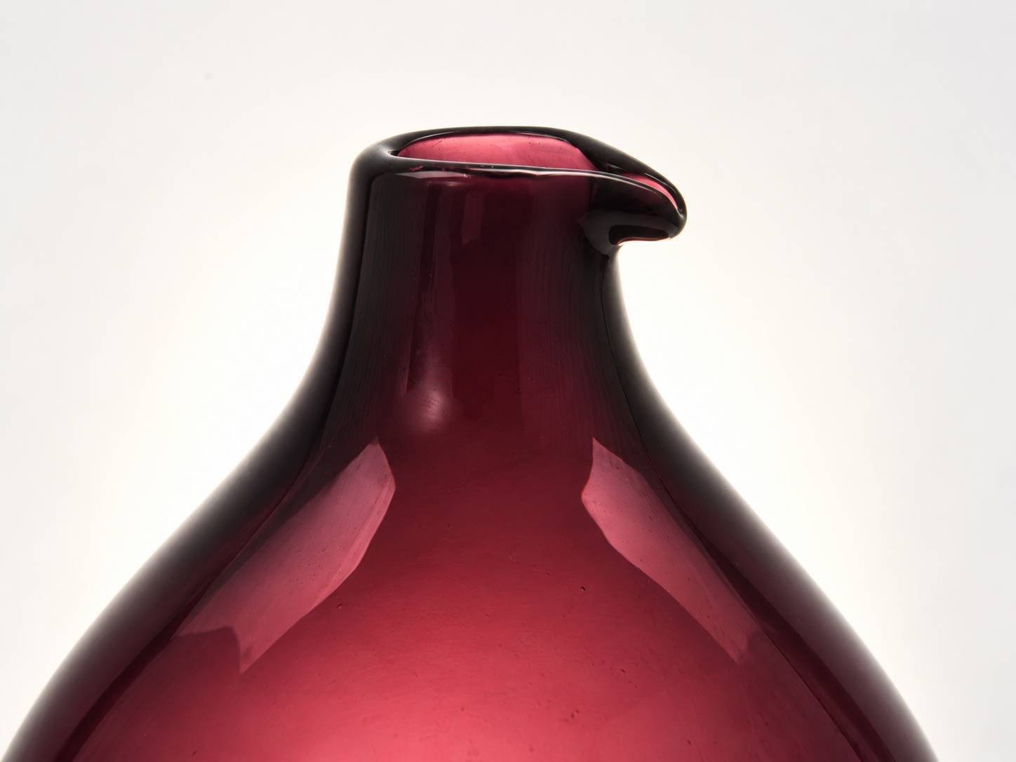 Timo Sarpaneva – Pullo 2601 vase in aubergine glass – Iittala, 1950