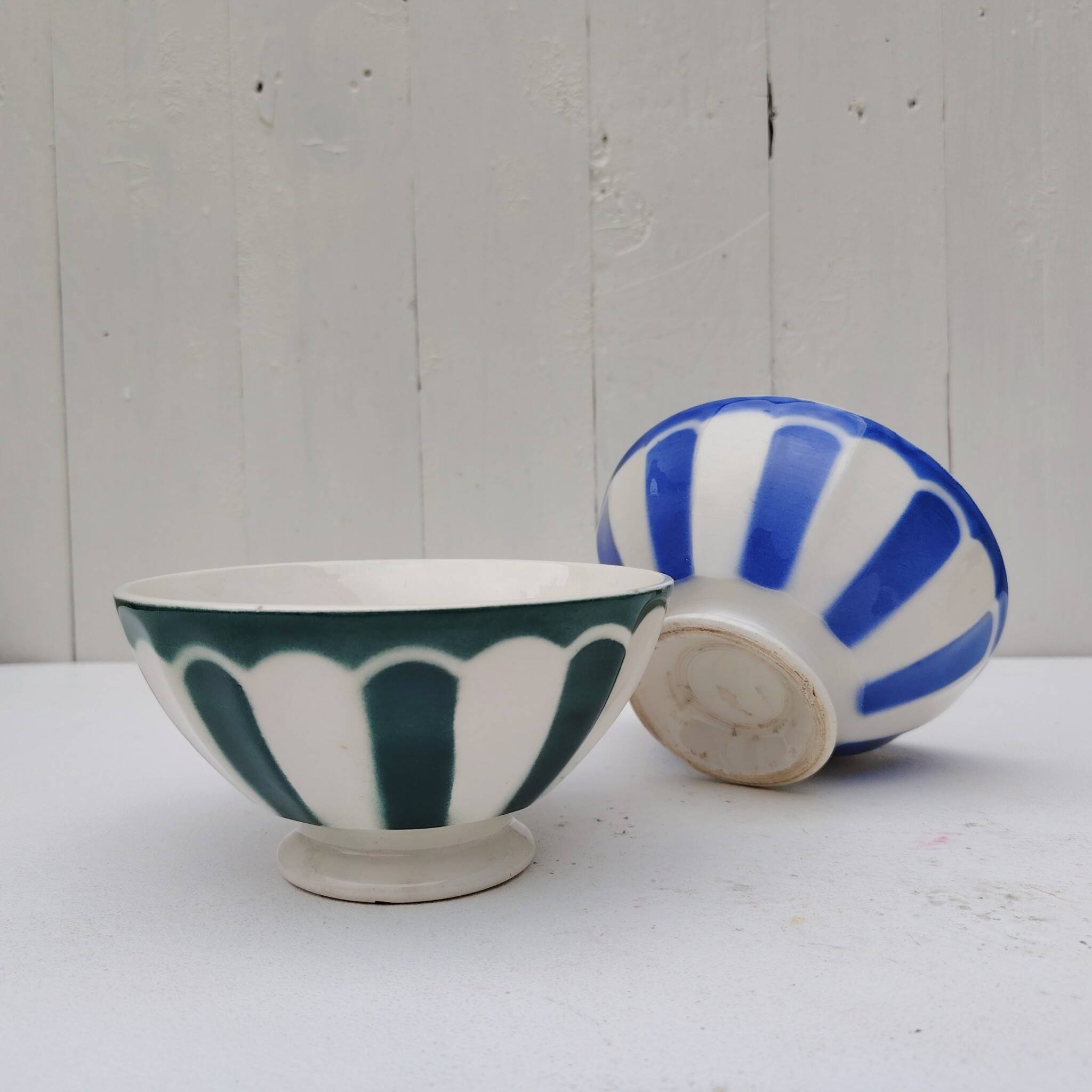 Pair of bowls, Sarreguemines earthenware, geometric design.