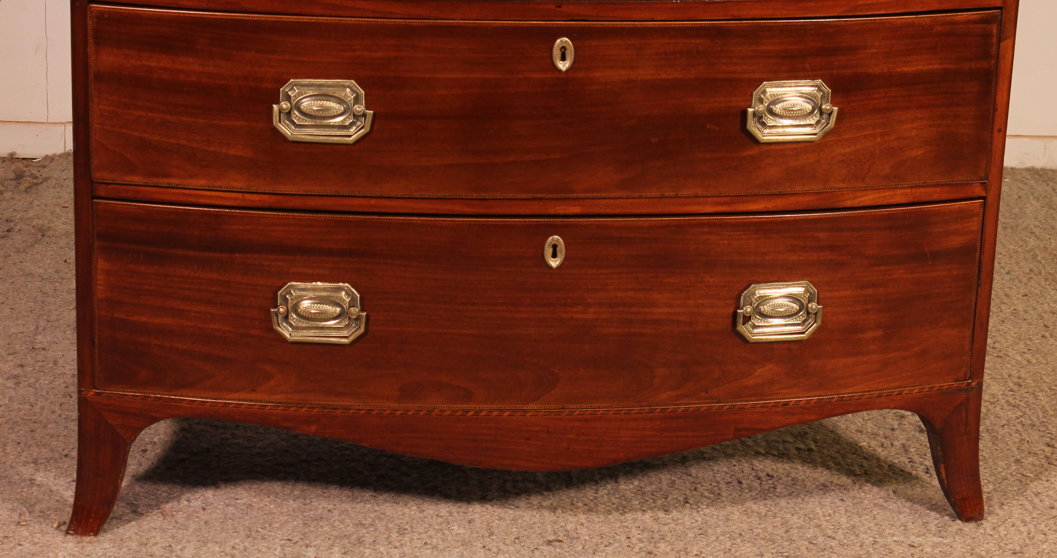 Commode bombée en acajou et incrustations, circa 1800