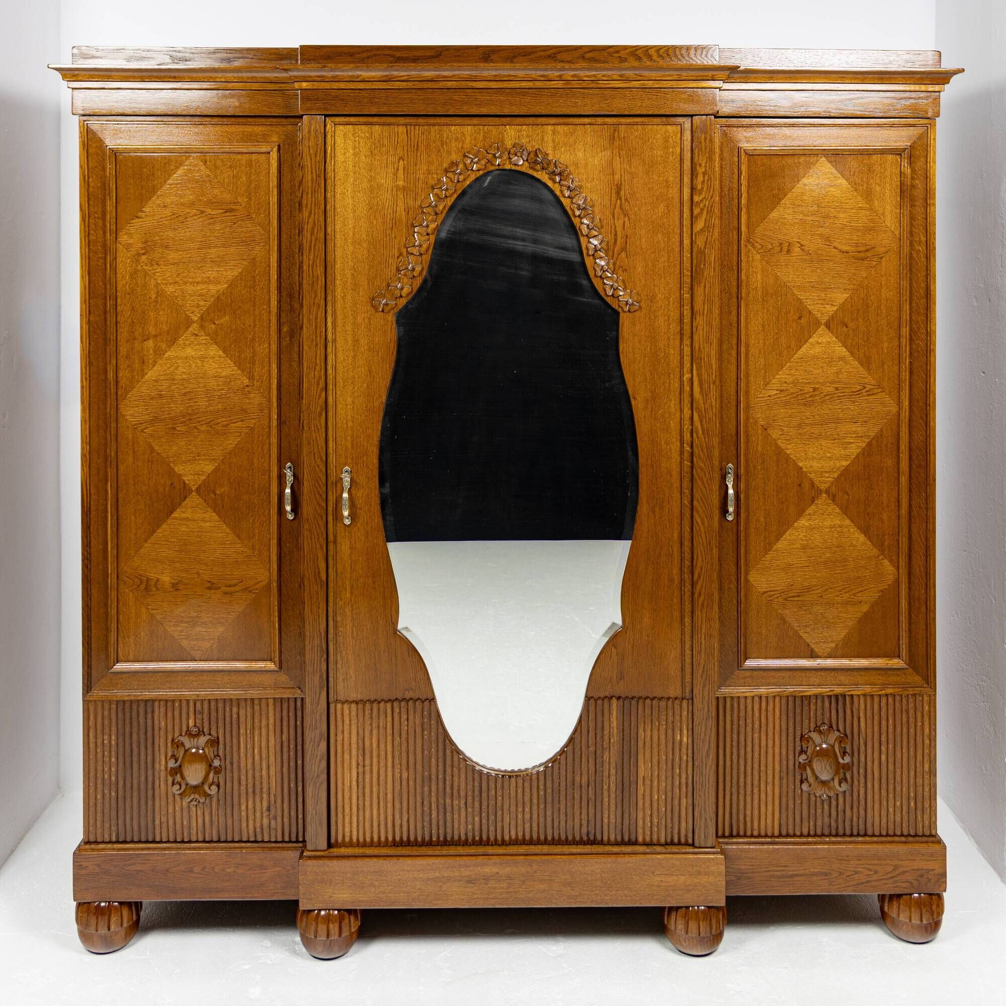 Grande armoire trois portes en chêne - Interguerre 1920-1939