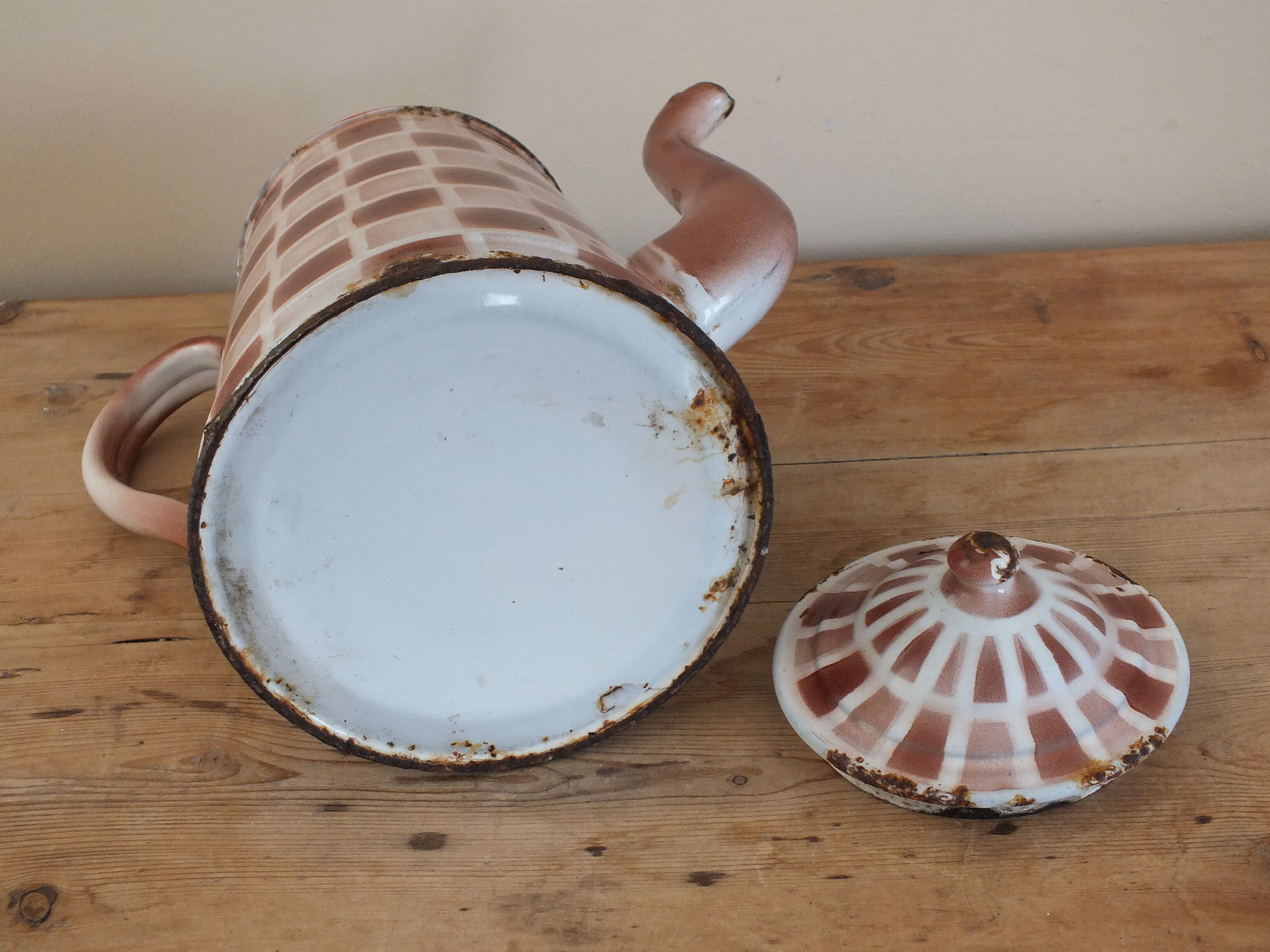 Enamelled coffee maker 20s, brown checkerboards