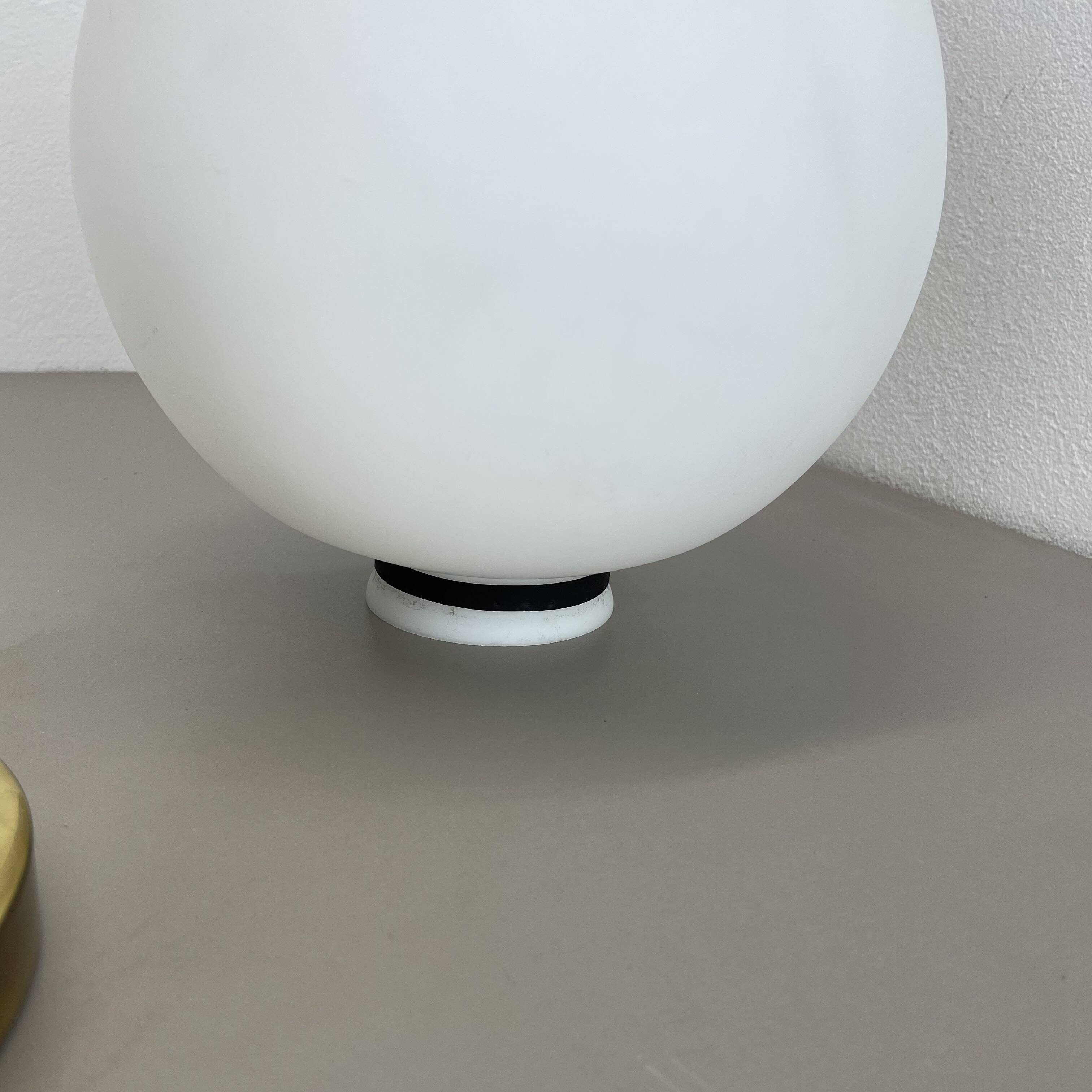 Grande lampe de table en verre « ball » fabriquée par glashütte limburg, allemagne, années 1970