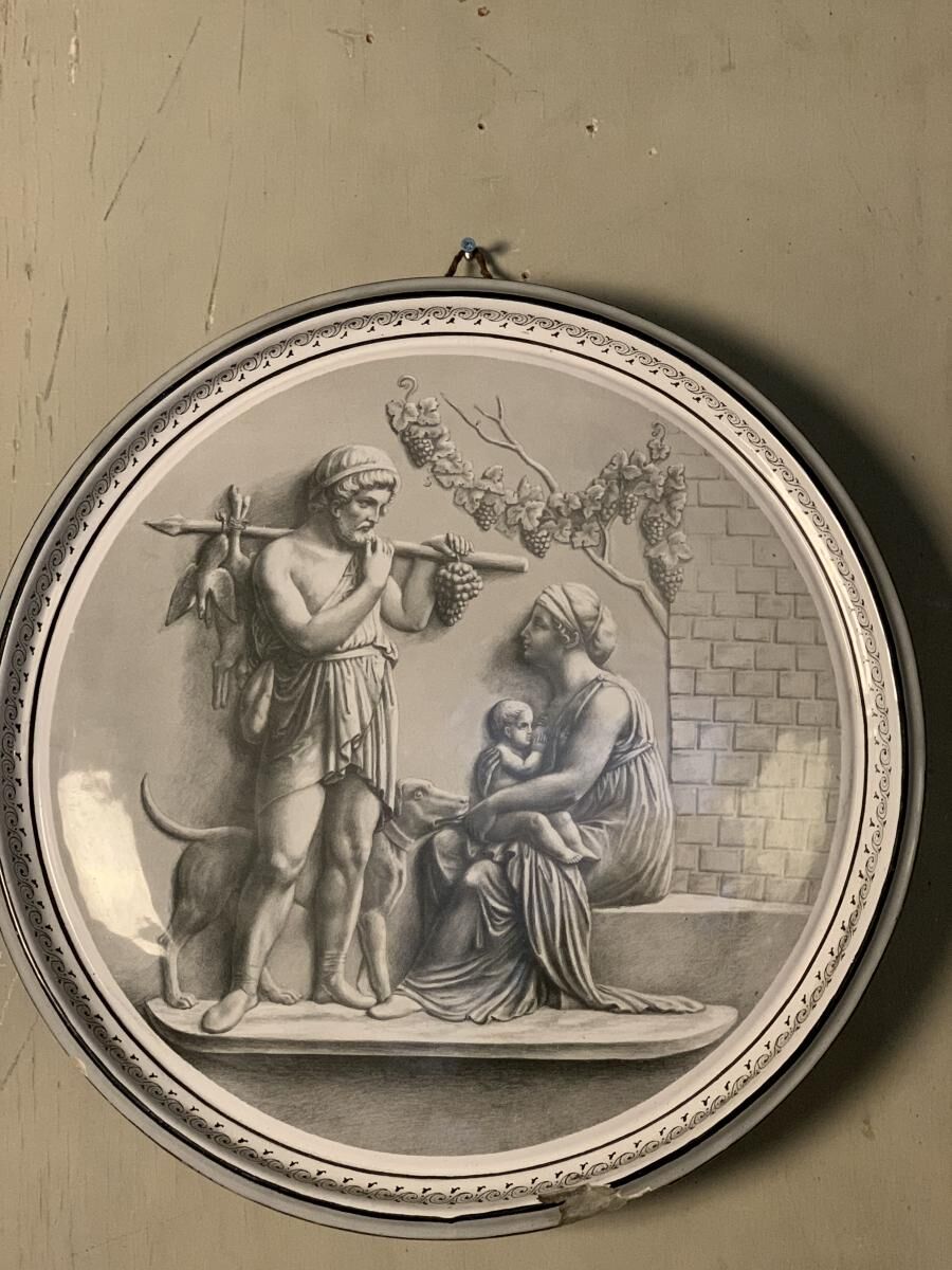 Glazed earthenware tondo in the antique style.