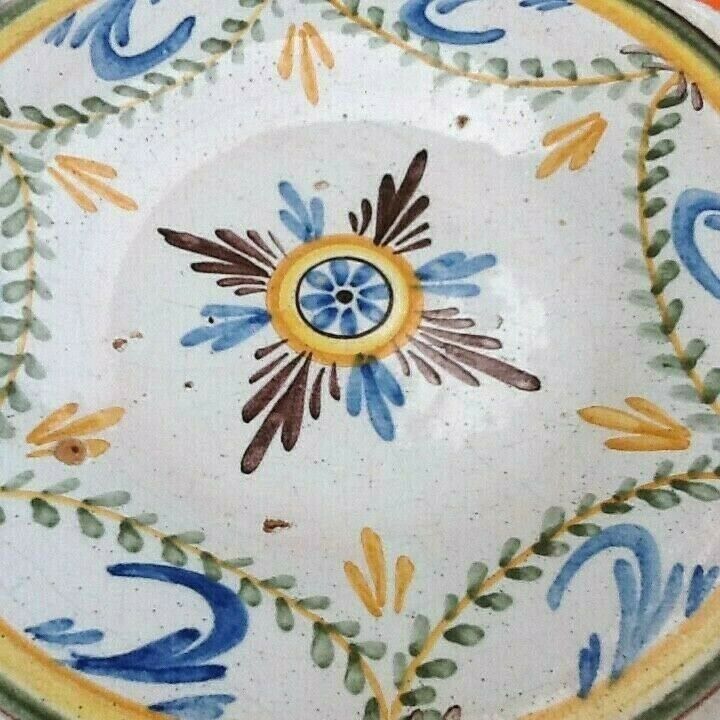 Plate (small format) polychrome earthenware XVIIIth Nevers. Wing godronnée...