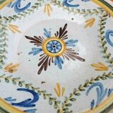 Assiette faïence polychrome XVIIIème Nevers. Aile godronnée...