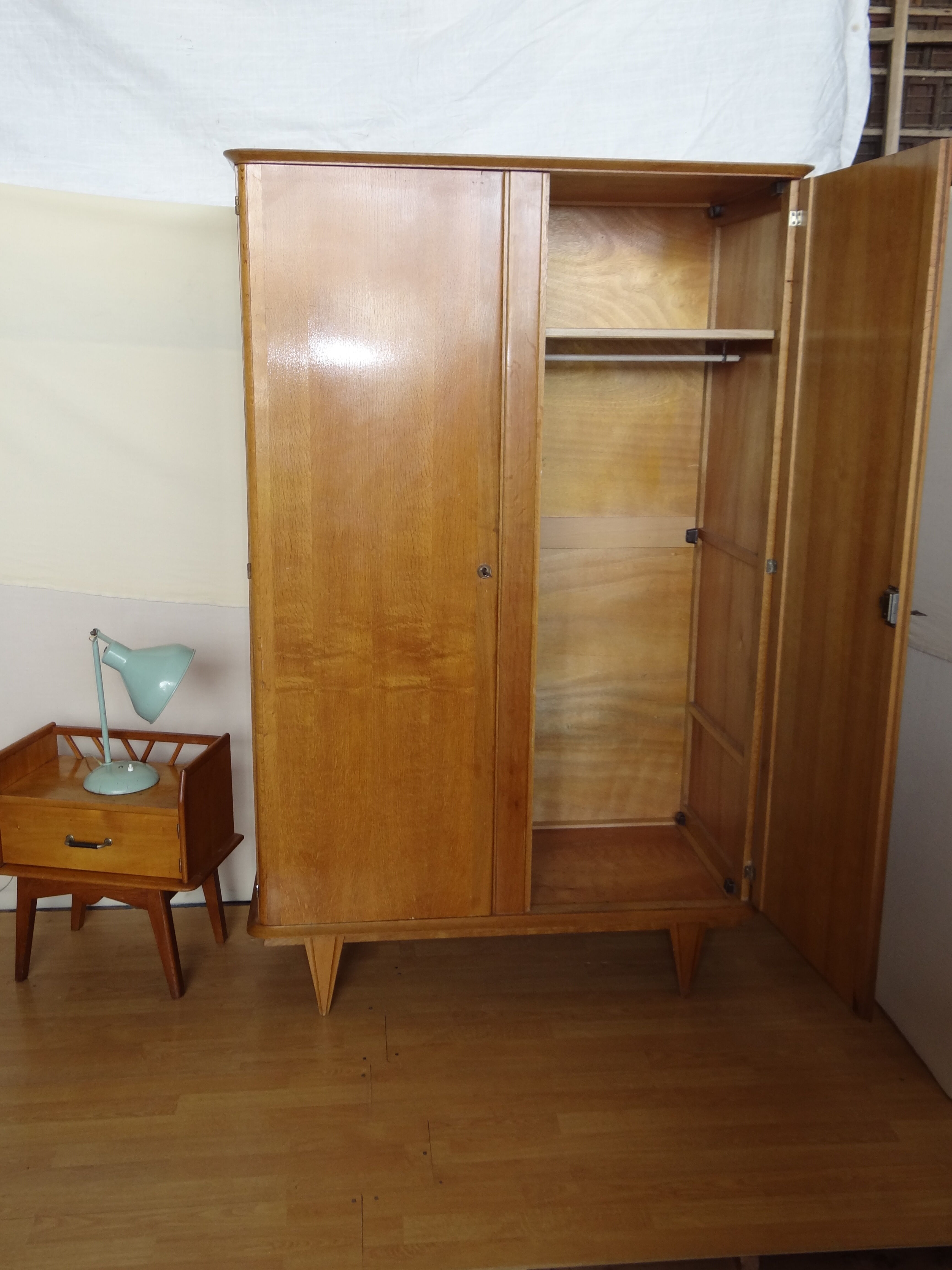 Armoire parisienne en chêne clair 1950 pied compas