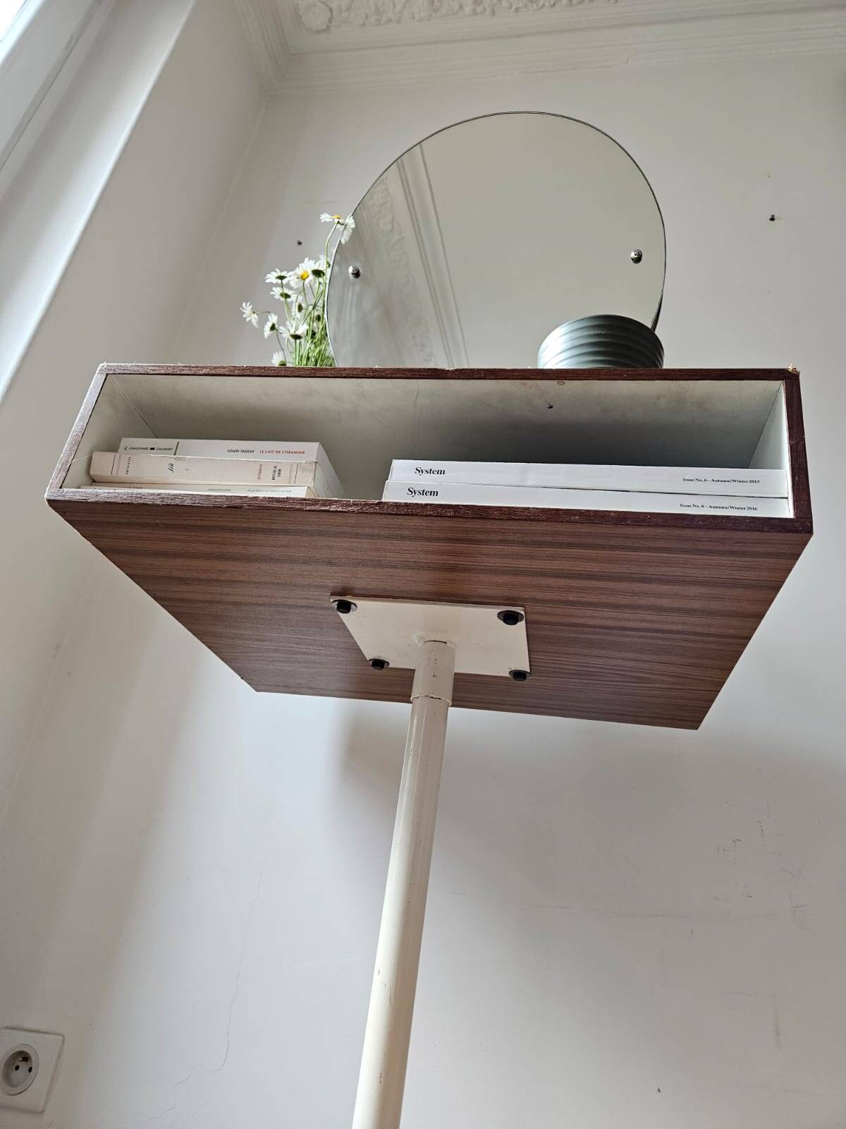 Coiffeuse en bois de style mid-century des années 1960 avec miroir pivotant.