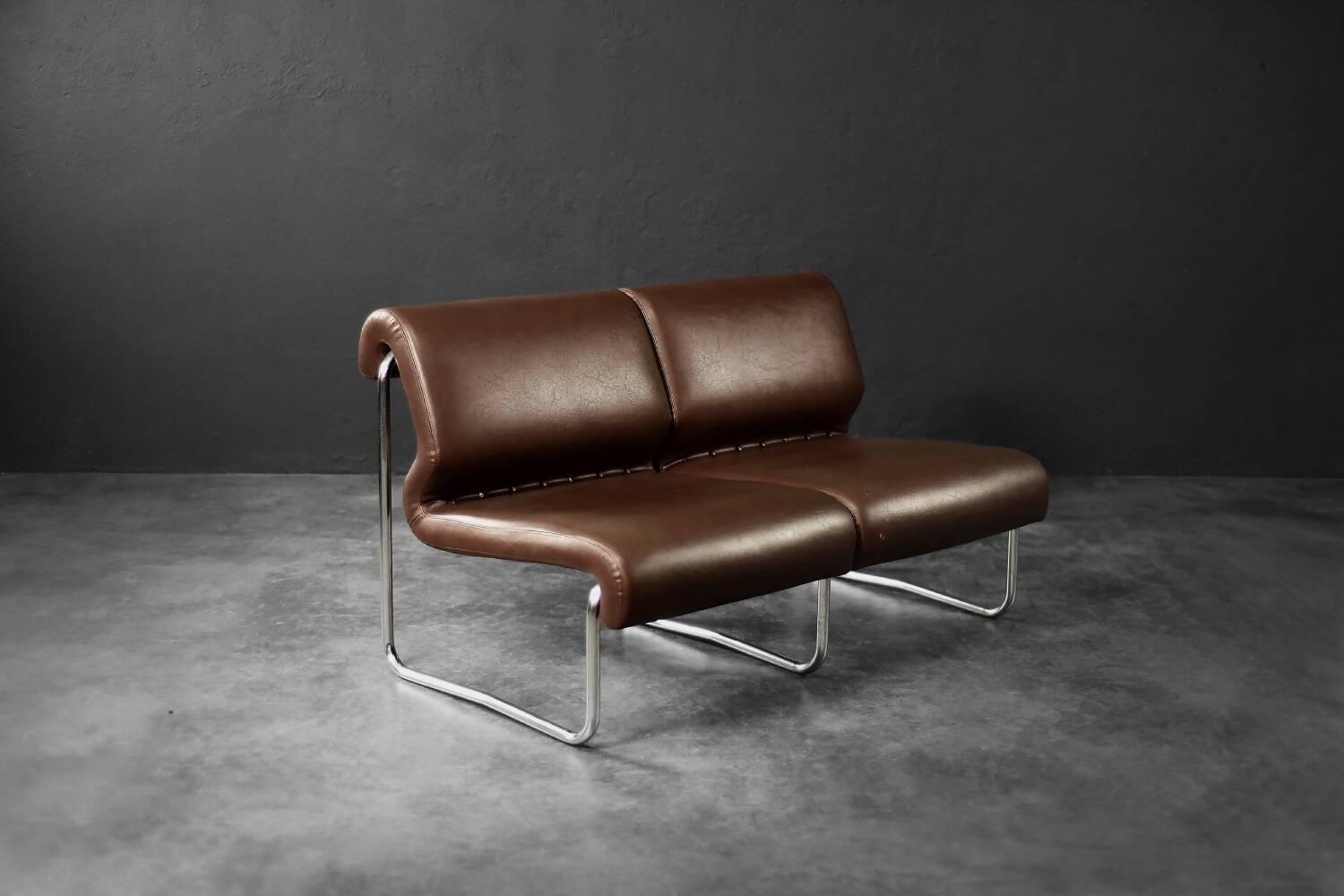 Mid-century modern German vintage canapé lounge, 2-seater, brown steel frame.