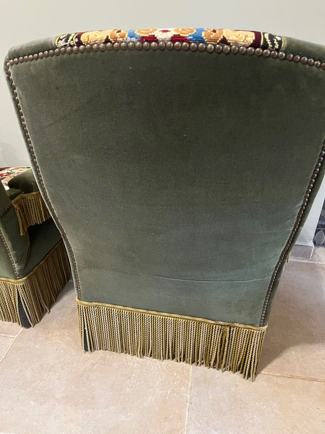 Paire de fauteuils en velours et tapisserie