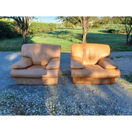 Paire de fauteuils vintage en skaï marron clair