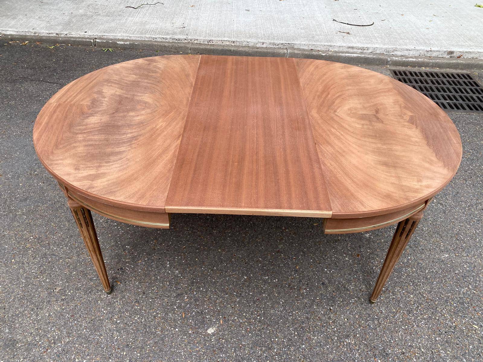 Table à manger ronde extensible Louis XVI décapée en acajou massif et laito