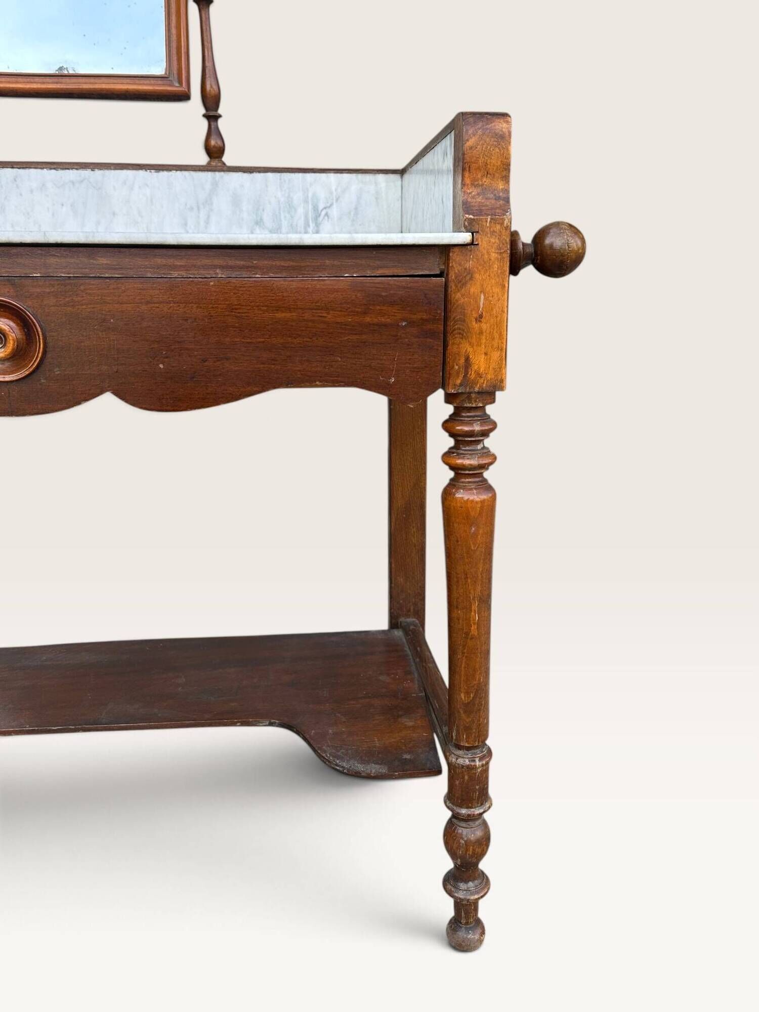 Dressing table in walnut and marble, late 19th century.