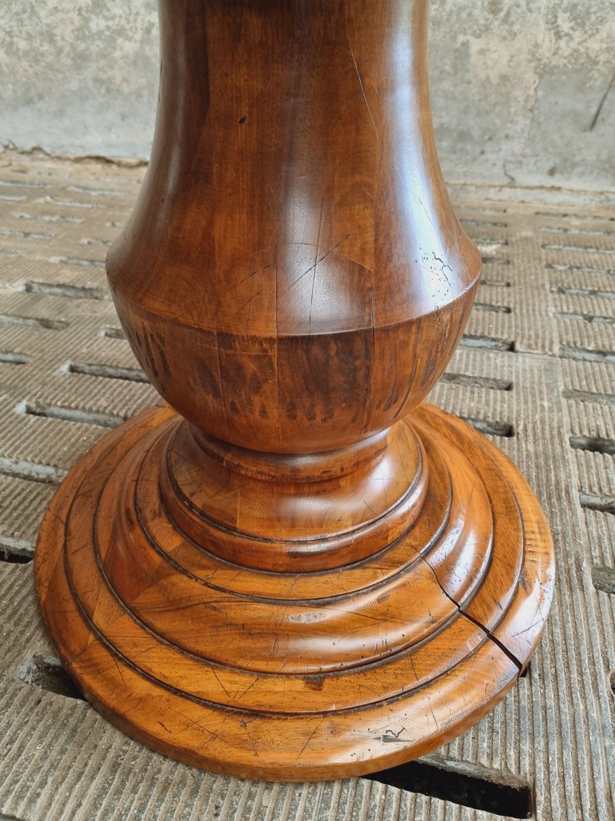 Table ronde ancienne en noyer 140 cm